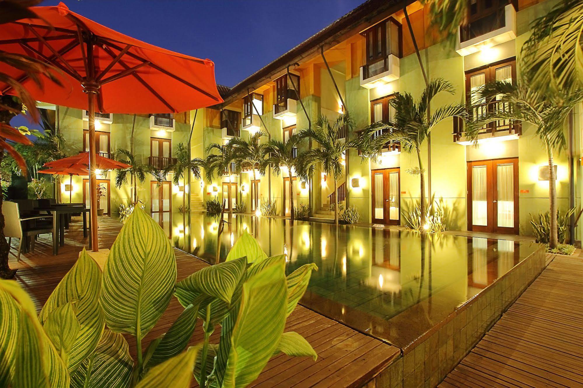 Harris Hotel Kuta Tuban Bali Exterior photo